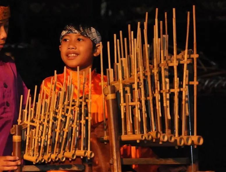 Angklung Dimainkan Dengan Cara