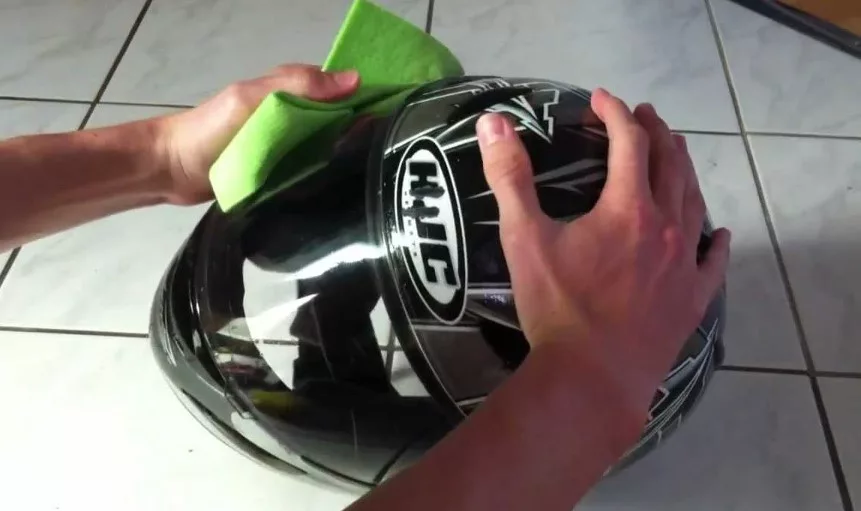 Cara Membersihkan Kaca Helm yang Menguning