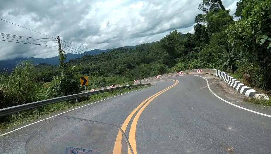 Perbedaan Marka Jalan Kuning dan Putih